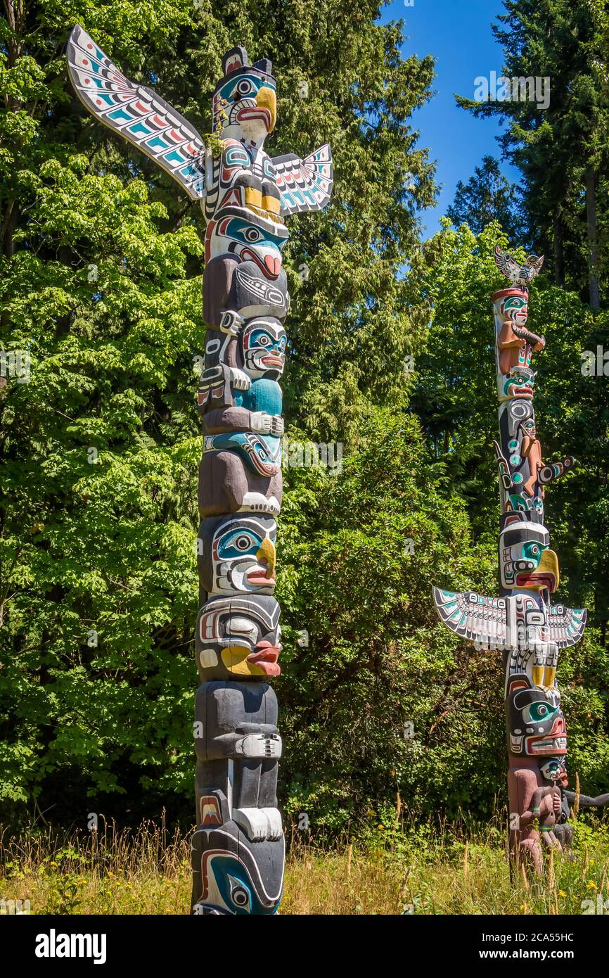 Vancouver, Canada - 27 Luglio 2017: Totem Poles a Stanley Park a Vancouver in una giornata estiva, British Columbia, Canada Foto Stock