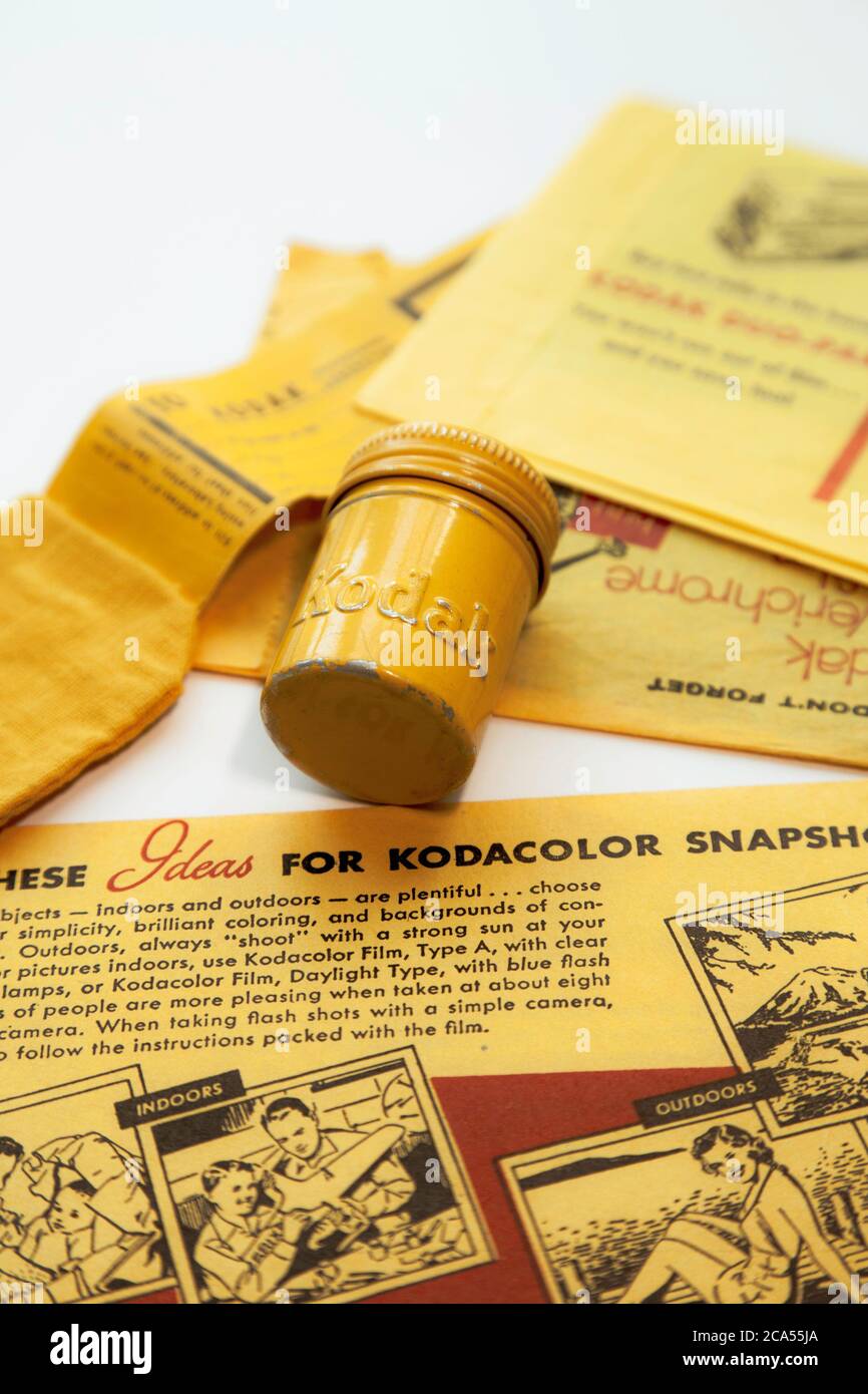 Contenitore in pellicola di metallo Kodak vintage anni '50 e sacchetto di spedizione in tessuto, Stati Uniti Foto Stock