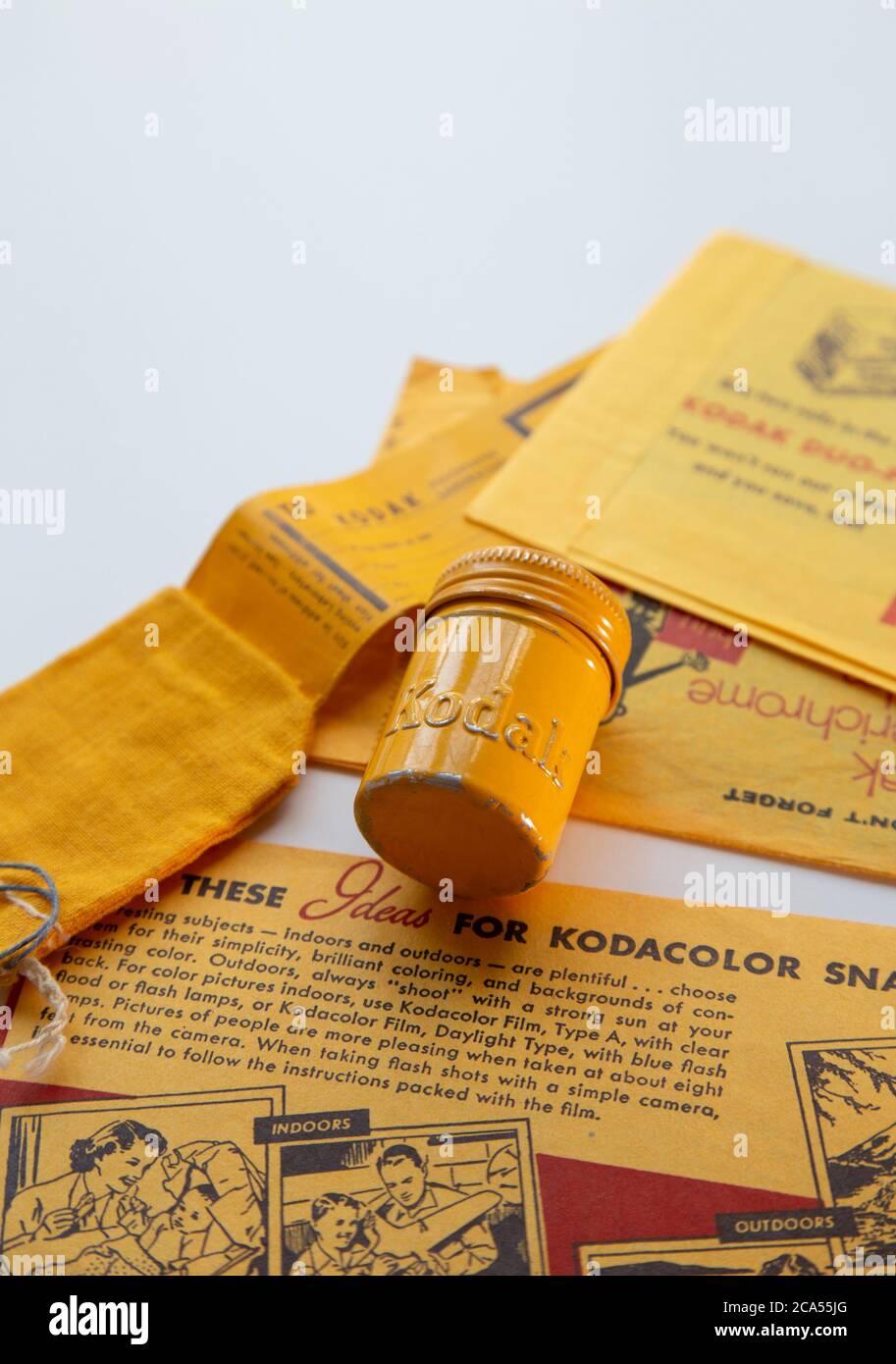 Contenitore in pellicola di metallo Kodak vintage anni '50 e sacchetto di spedizione in tessuto, Stati Uniti Foto Stock