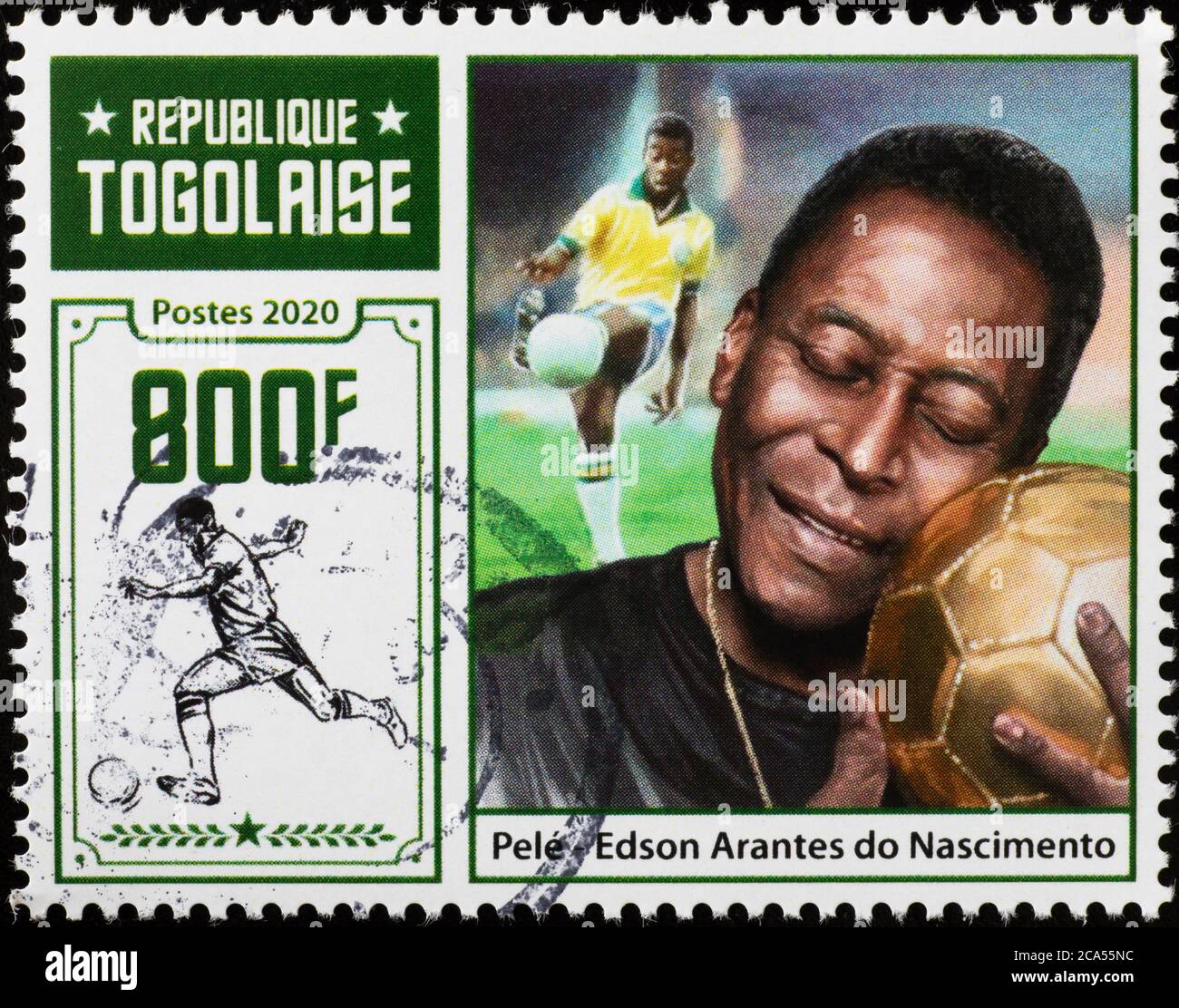 Pelé con una palla dorata sul francobollo Foto Stock