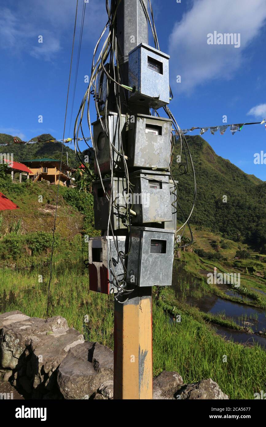 Scatole elettriche di misura su un palo nelle Filippine rurali. Contatori di elettricità. Foto Stock