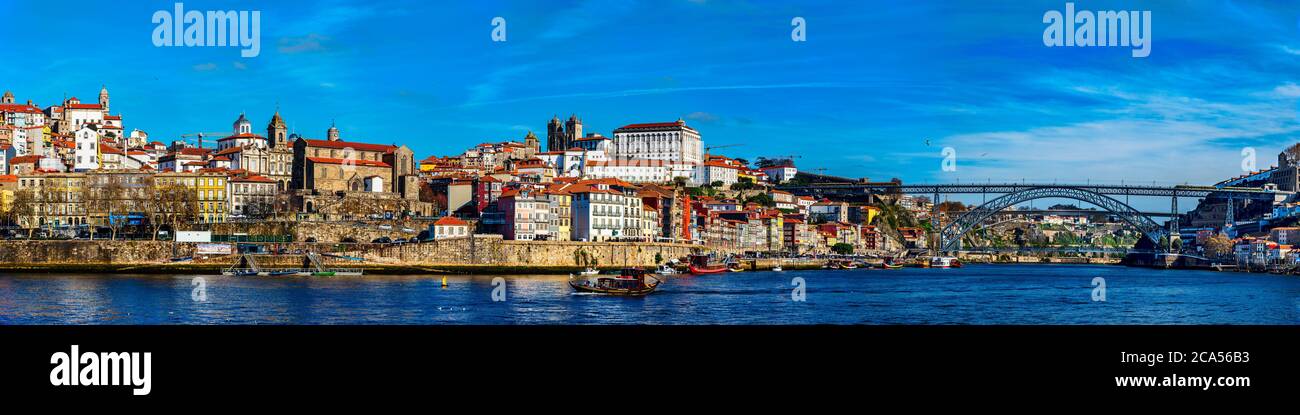 Vista sul lungomare del fiume Douro, Porto, Portogallo Foto Stock