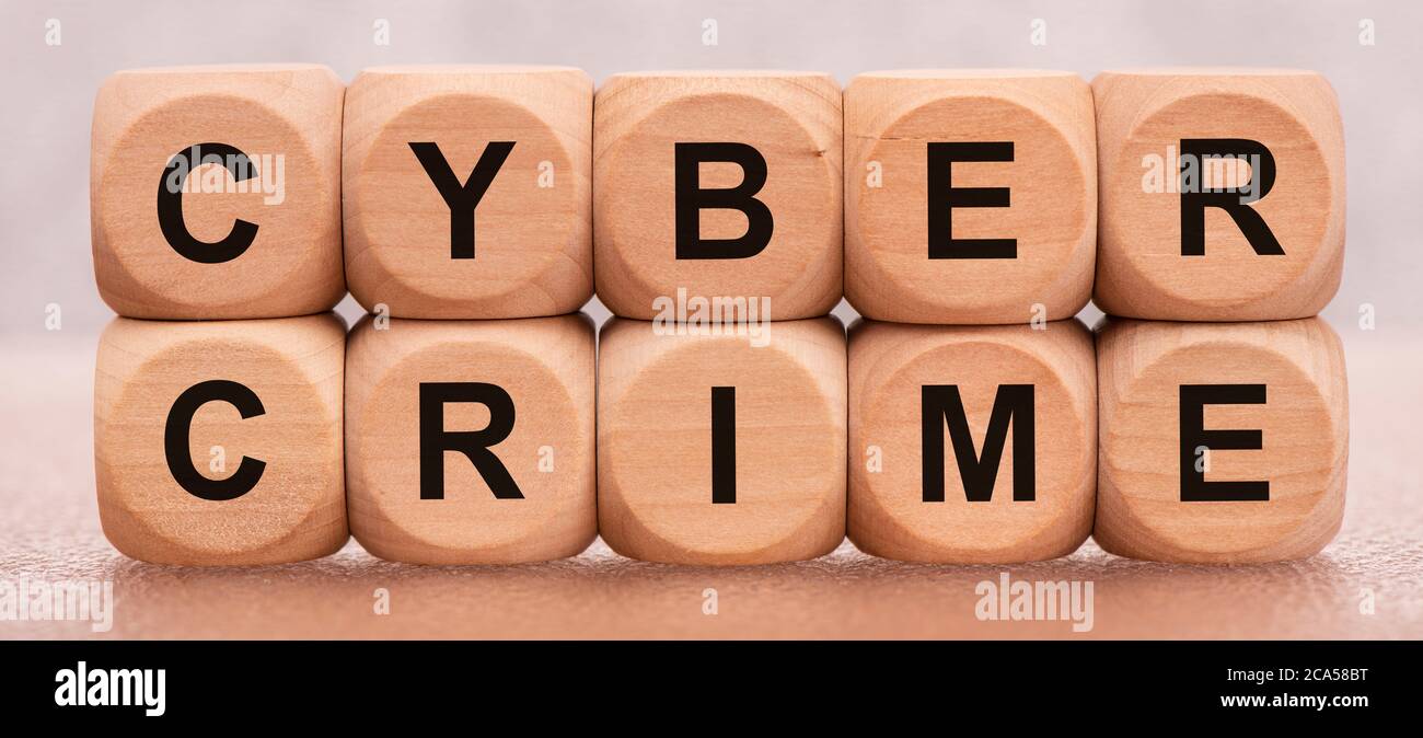 cyber crime stampato su cubi di legno Foto Stock
