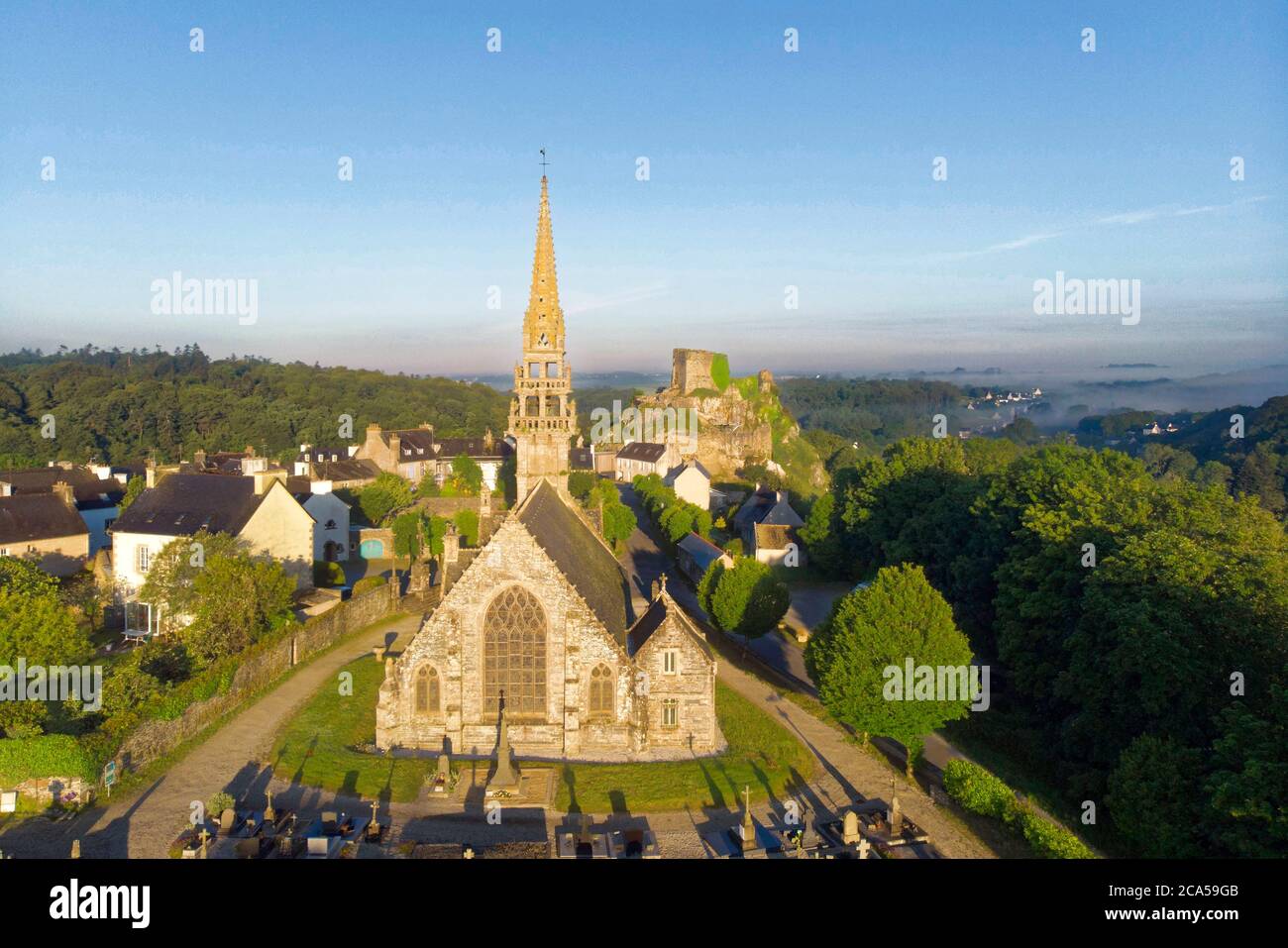 Francia, Finistere, Landerneau Daoulas Paese, la Roche Maurice con le rovine del castello e la chiesa di Saint Yves (vista aerea) Foto Stock