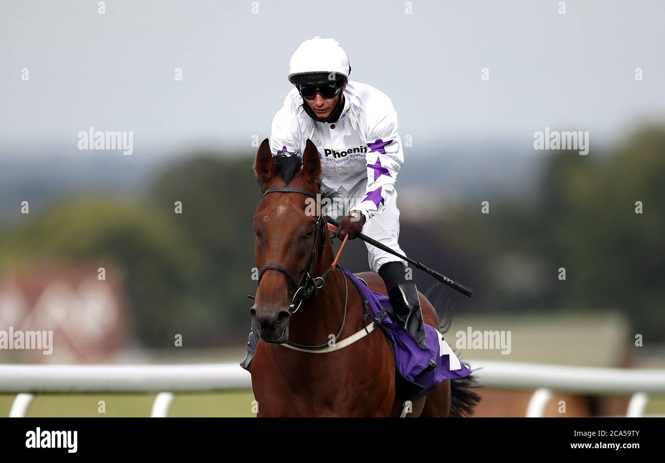 L'approccio di Phoenix guidato dal jockey David Allan vince il pure Broadband handicap all'Ippodromo Beverley, East Riding dello Yorkshire. Foto Stock