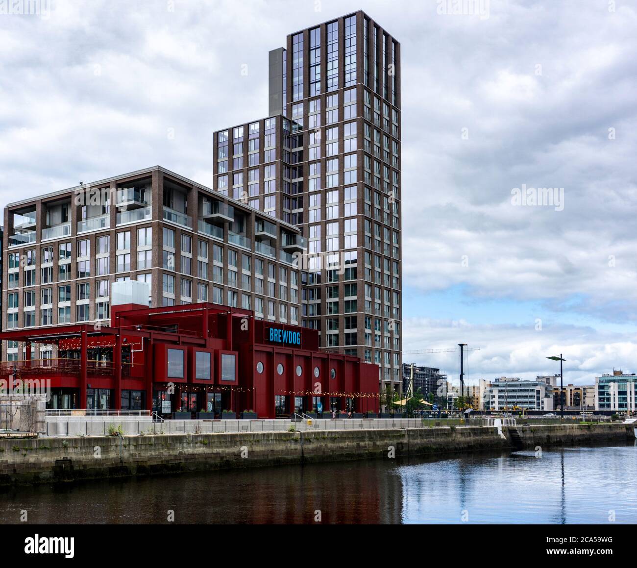 Il complesso del Capital Dock all'incrocio tra il molo di Sir John Rogerson e il Britain Quay a Dublino, Irlanda, è un complesso di 22 piani. Foto Stock