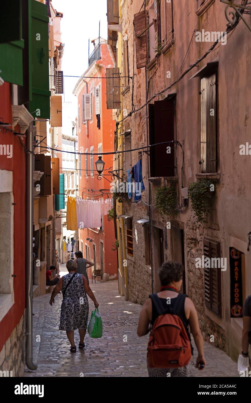 Vicolo nella città vecchia, Rovigno, Istria, Croazia Foto Stock