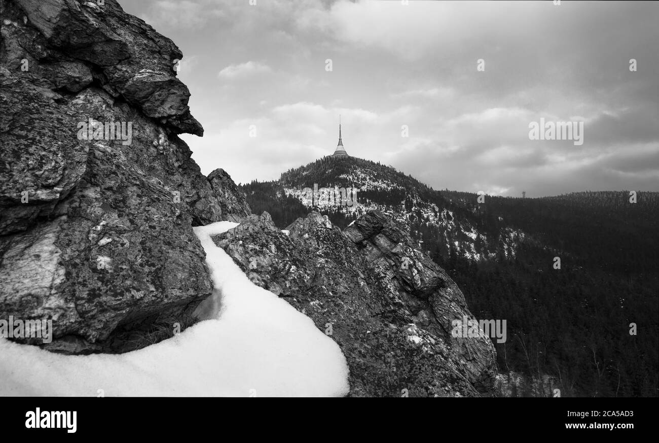 Alba e inversione a montagna Jested vicino a Liberec, repubblica Ceca, neve e inverno e vista della funicolare. Foto Stock