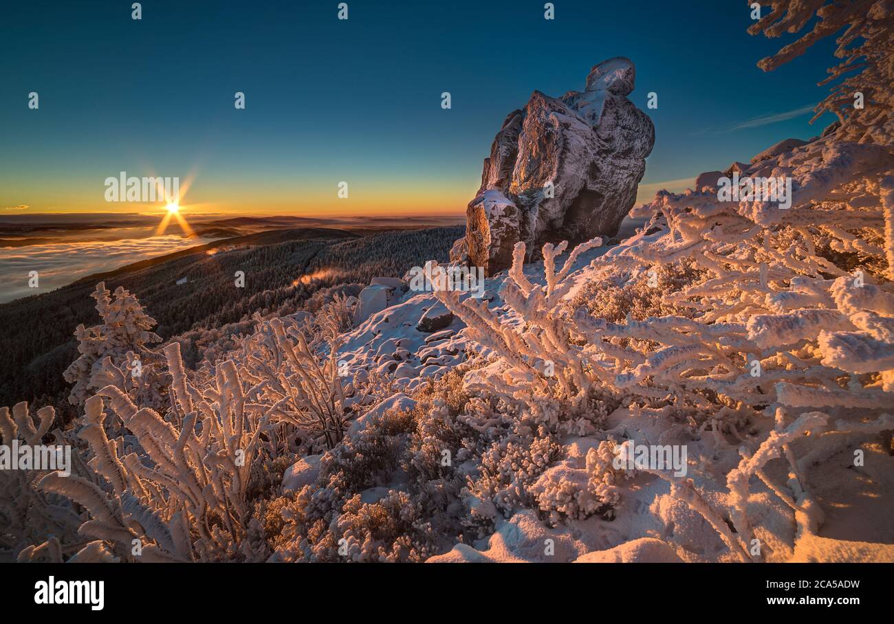 Alba e inversione a montagna Jested vicino a Liberec, repubblica Ceca, neve e inverno e vista della funicolare, coralli da neve. Foto Stock