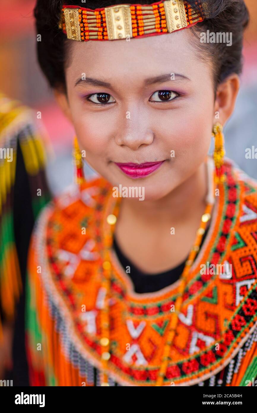 Indonesia, Sulawesi, Tana Toraja, Makale, cerimonia funeraria, ritratto di una giovane ragazza con uno sguardo intenso e vestendo colorati abiti tradizionali Foto Stock