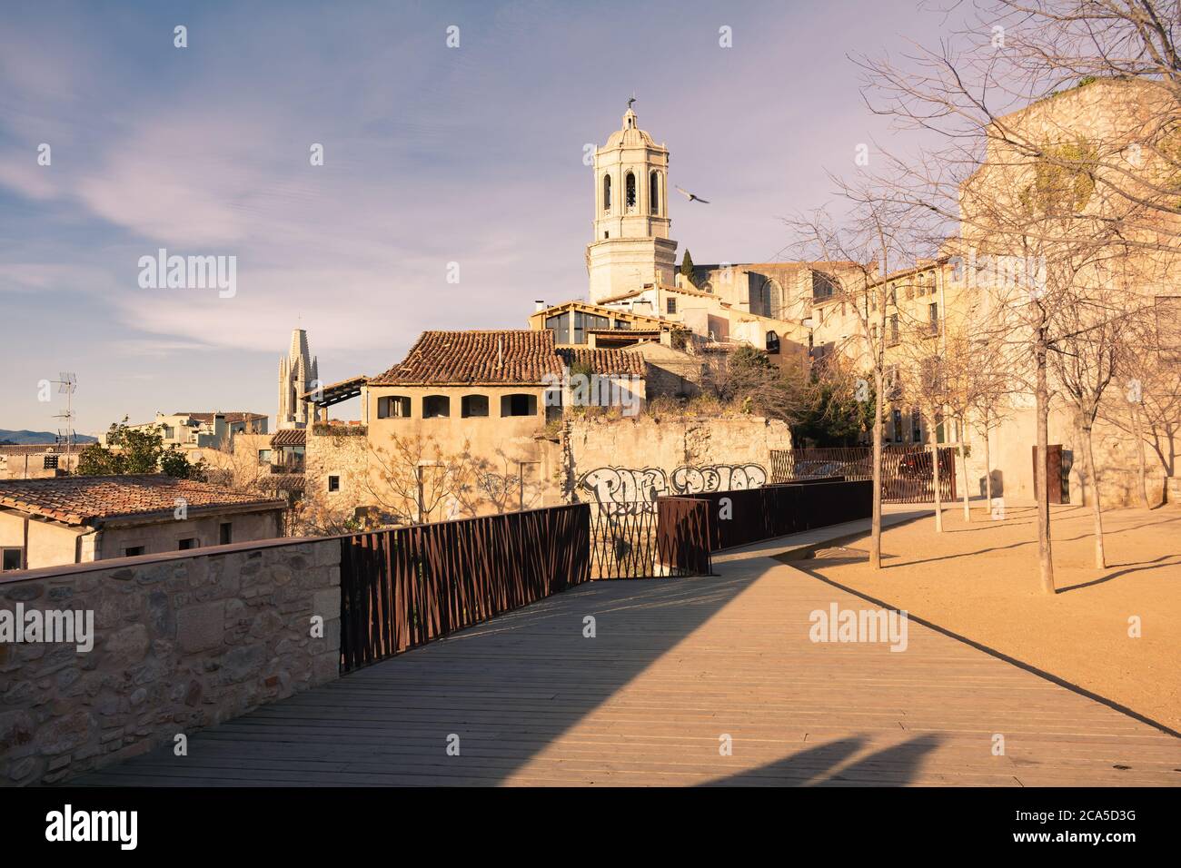 Vista di un angolo del centro storico della città di Gerona con i campanili della Cattedrale e la Basilica di San Felix. Catalogna-Spagna Foto Stock