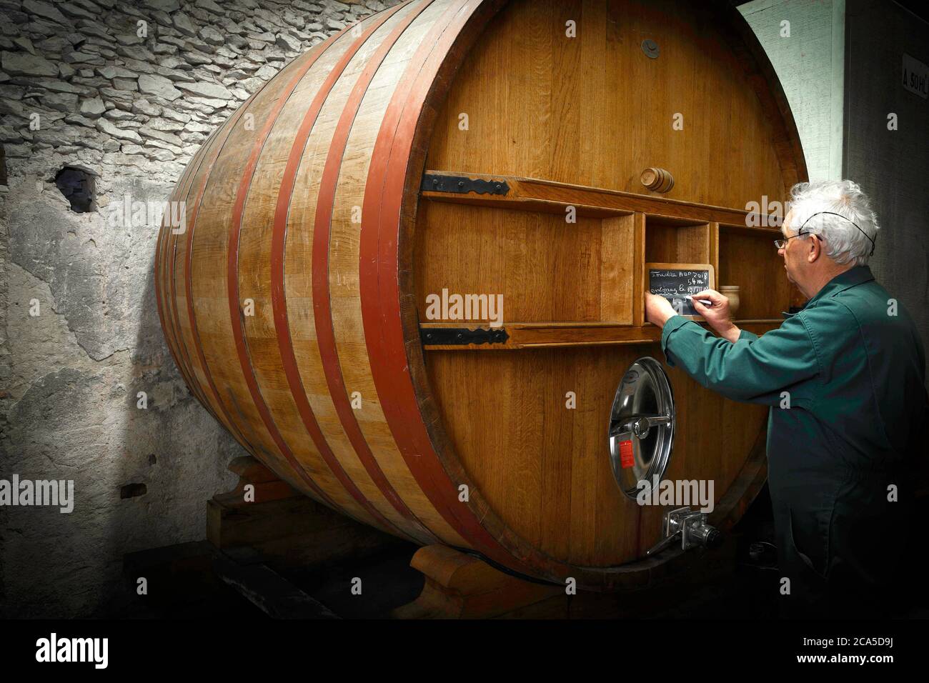 Europa, Francia, Occitanie, Midi-Pirenei, Lot, Cahors, Les-Hauts-de-saint-Georges cantina, interno di una cantina per la conservazione e la vinificazione Foto Stock