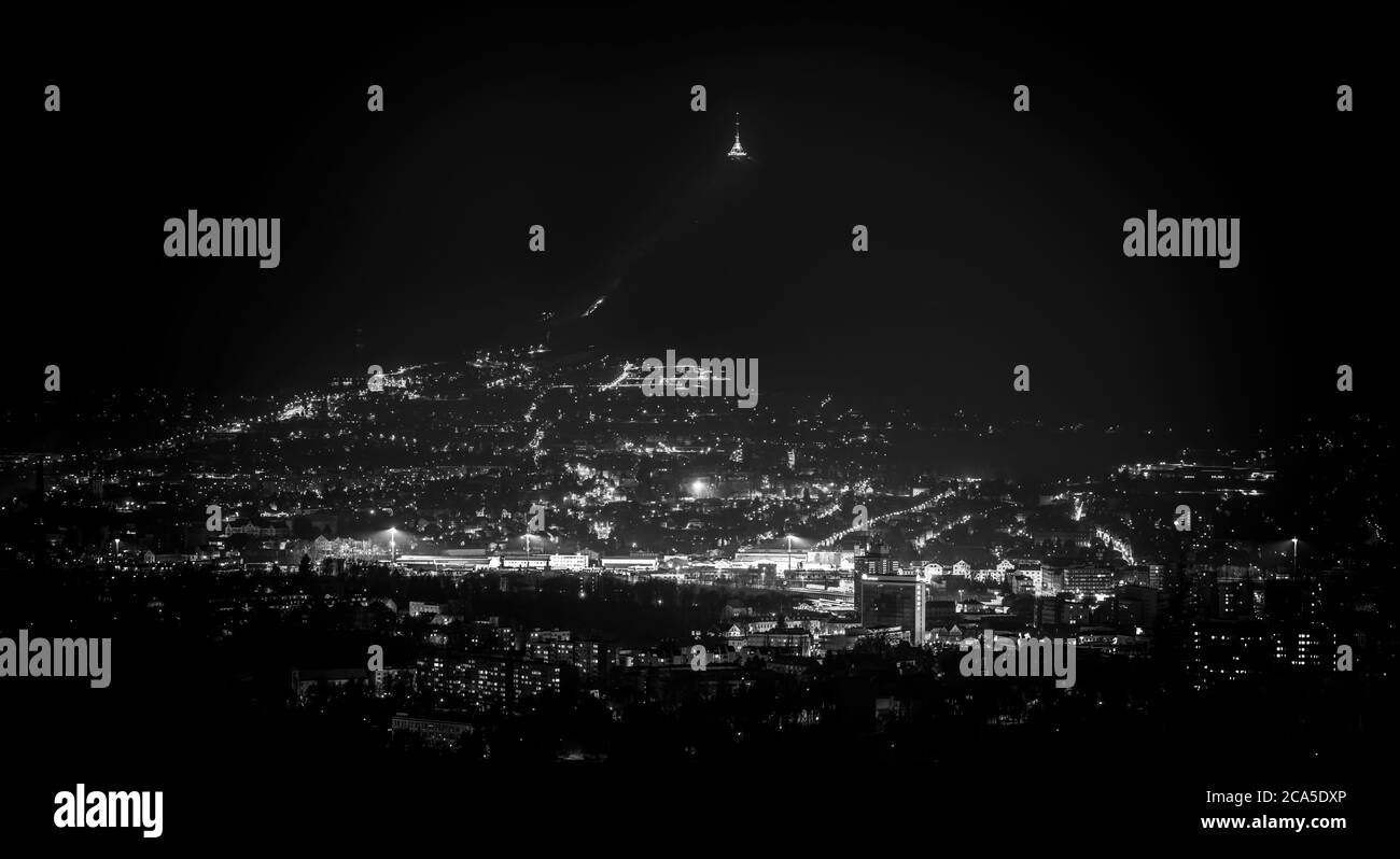 Vista notturna sulla città Liberec. Città delle luci. La collina Jested sopra la città incandescente. Foto Stock