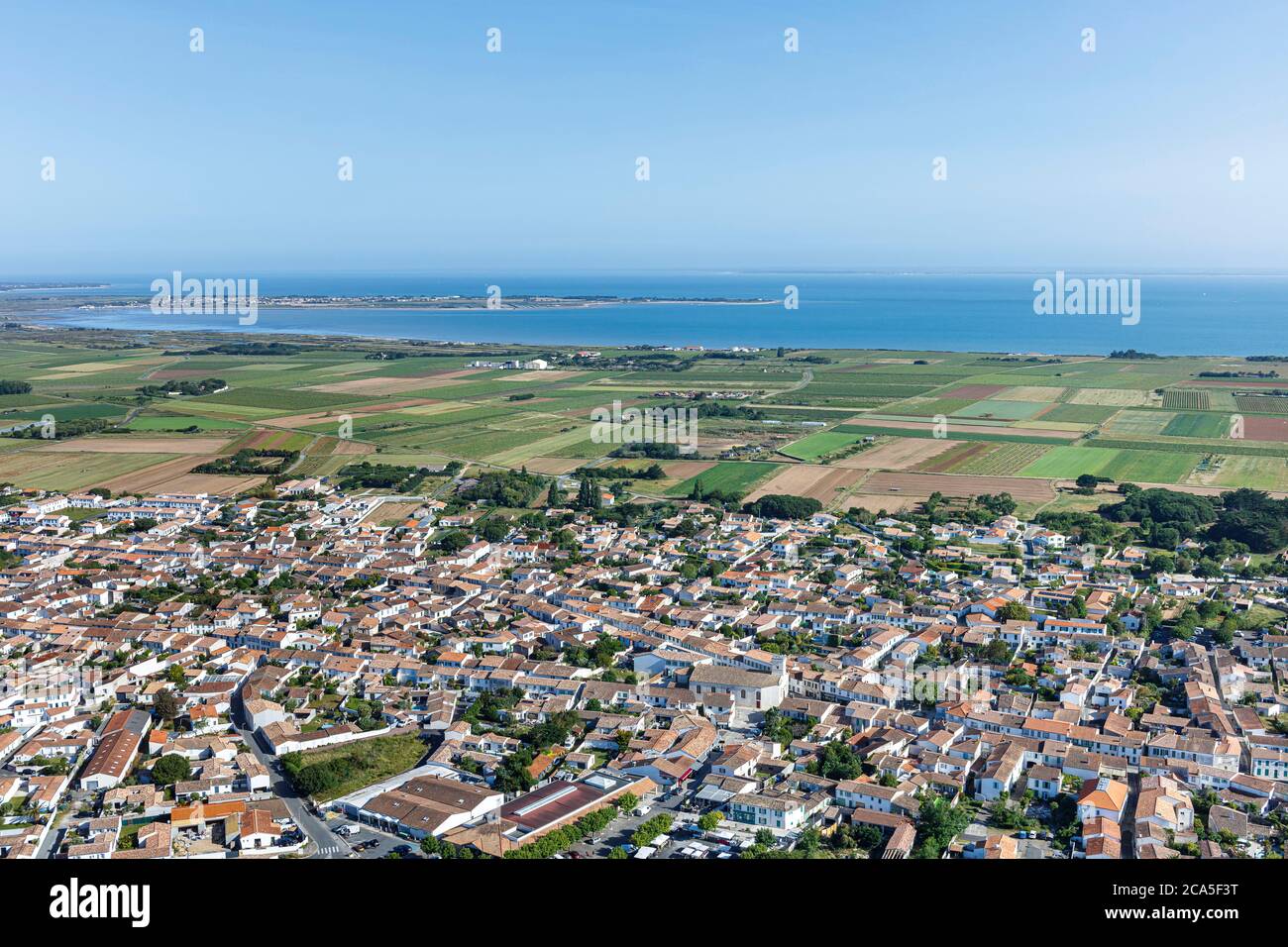 Francia, Charente Maritime, le Bois Plage en R?, il villaggio (vista aerea) Foto Stock