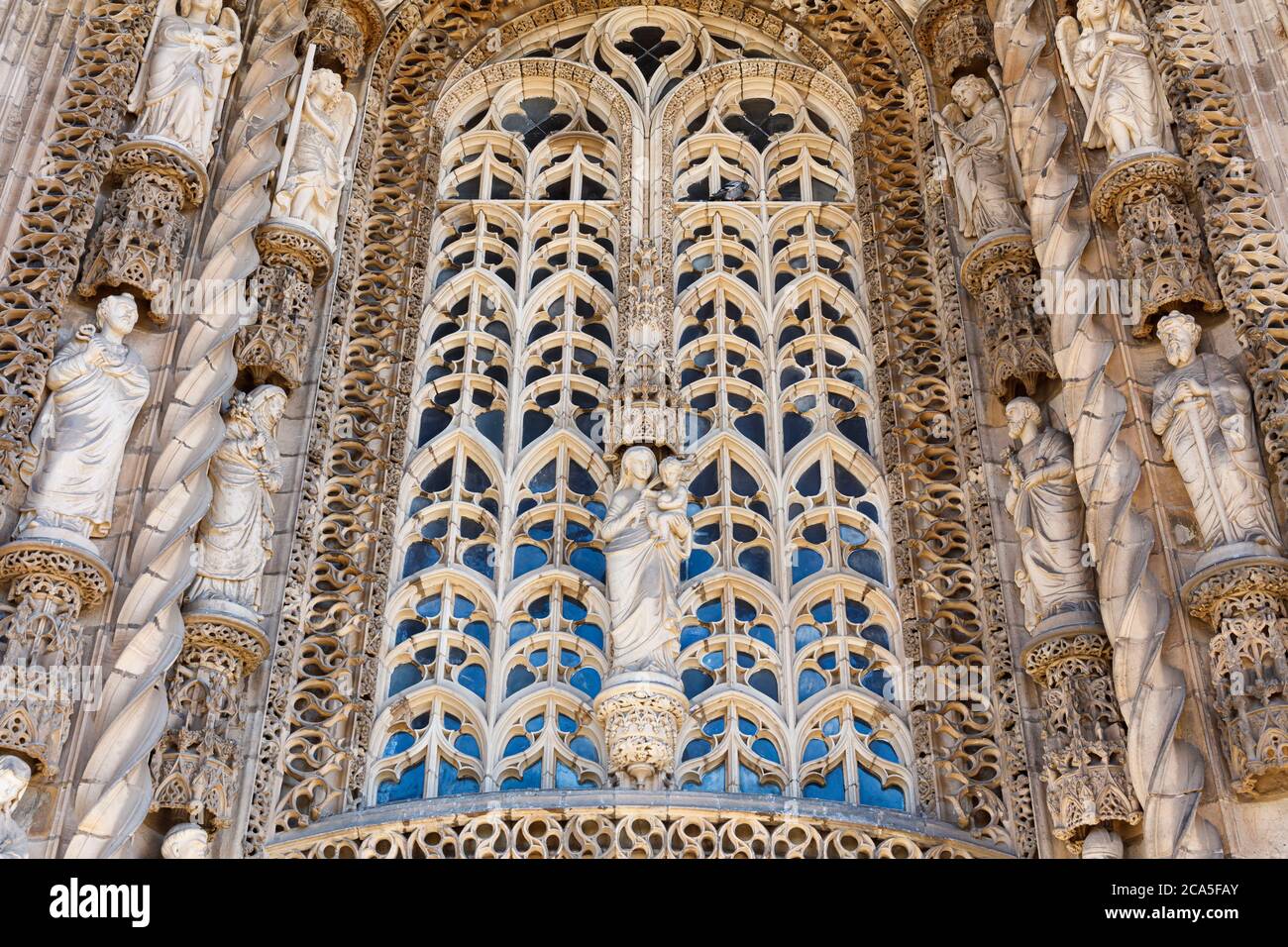 Francia, Tarn, Albi, Città episcopale di Albi Patrimonio Mondiale dell'UNESCO, Cattedrale di Sainte Cecile, sculture in pietra sopra la porta principale Foto Stock