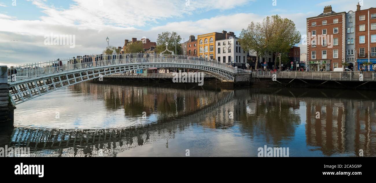 Hapenny Bridge, fiume Liffey, Dublino, Irlanda Foto Stock