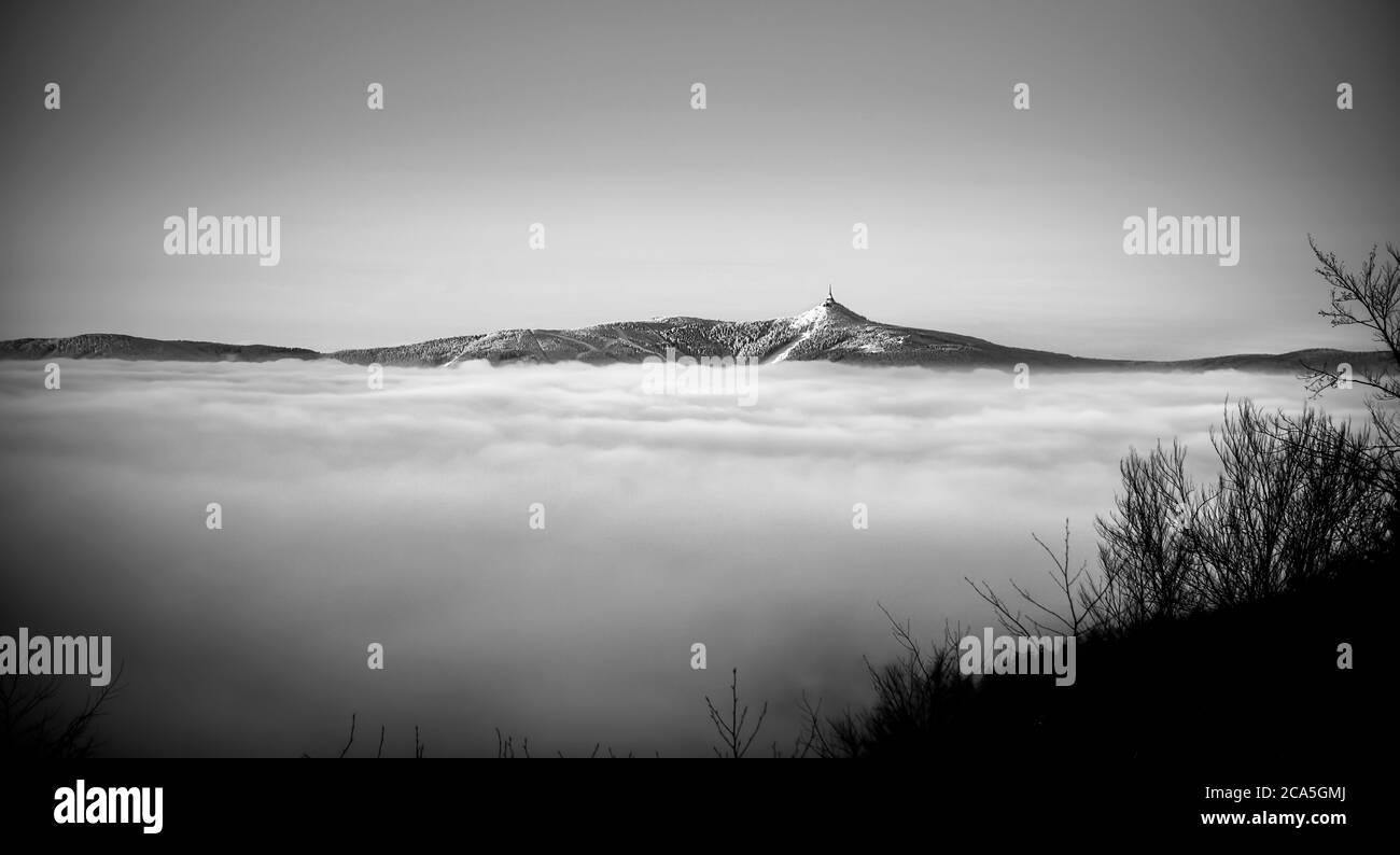 Alba e inversione a montagna Jested vicino a Liberec, repubblica Ceca, neve e inverno e vista della funicolare. Foto Stock