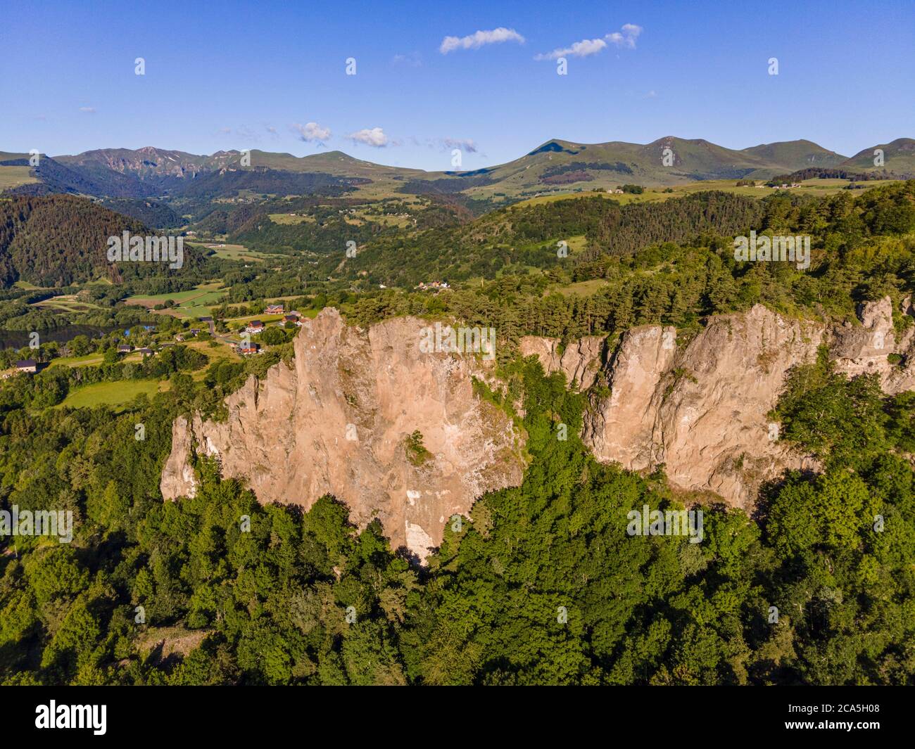 Francia, Puy de Dome, Parco Naturale Regionale Volcans d'Auvergne, Chambon sur Lac, la Dent du Marais (vista aerea) Foto Stock