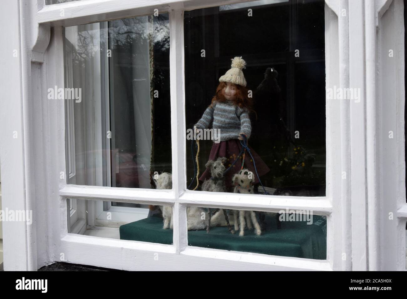 ragazza con tre cani ornamento finestra Foto Stock