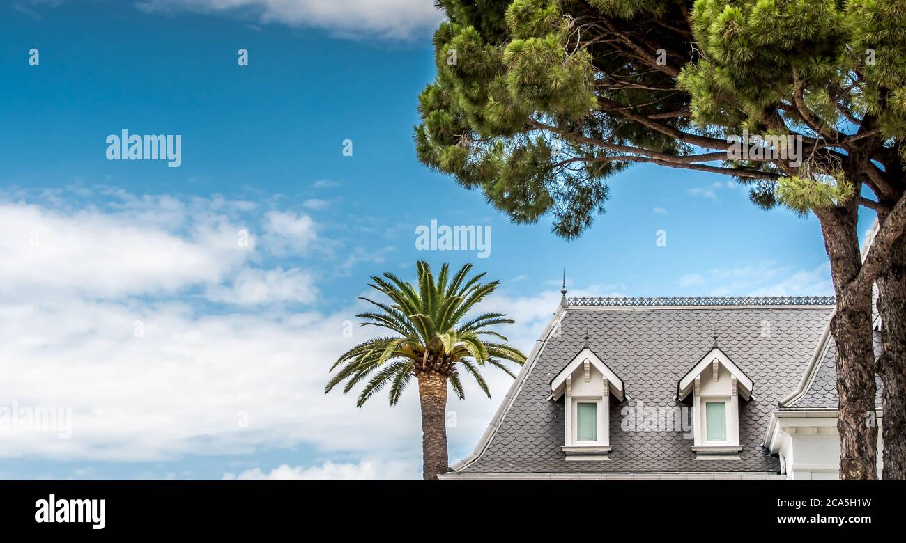 Palmier et Hôtel de luxe Blanc sur ciel bleu à Saint-Tropez en France Foto Stock