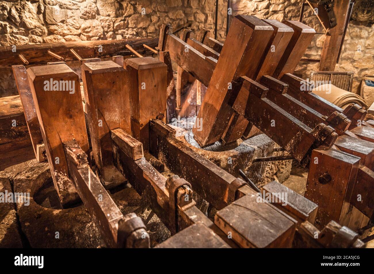 Francia, Savoia, Les Marches, percorso di know-how e siti culturali di Chartreuse, al Moulin de la Tourne la artigiana della carta Amandine Felix crea carta strag (carta artigianale prodotta da tessuti riciclati in cotone, canapa, lana o jeans), mantenendo così un know-how artigianale di 500 anni nella regione, qui le pile di mallets del mulino Foto Stock