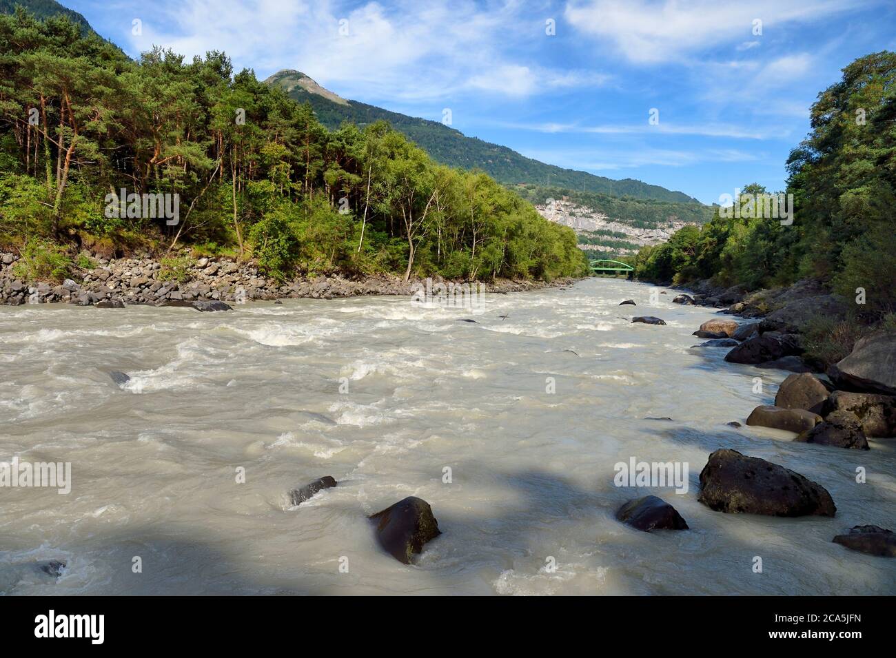 Svizzera, Cantone di Vaud, Lavey-Morcles, il fiume Rodano ancora tumultuoso a pochi chilometri a monte del Lago di Ginevra Foto Stock