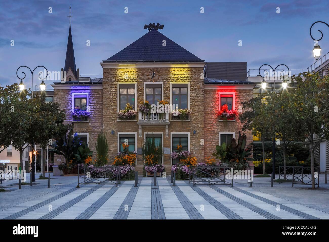 Francia, Yvelines, Les Mureaux, vista notturna di un municipio tradizionale e il suo piazzale Foto Stock