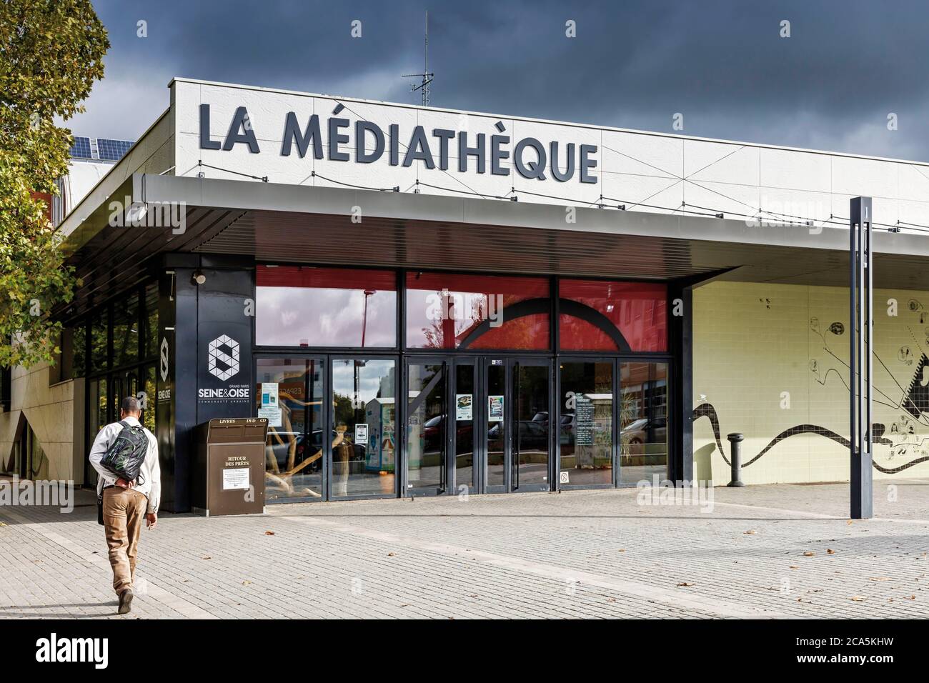 Francia, Yvelines, Les Mureaux, vista esterna del piazzale e una biblioteca pubblica di media Foto Stock