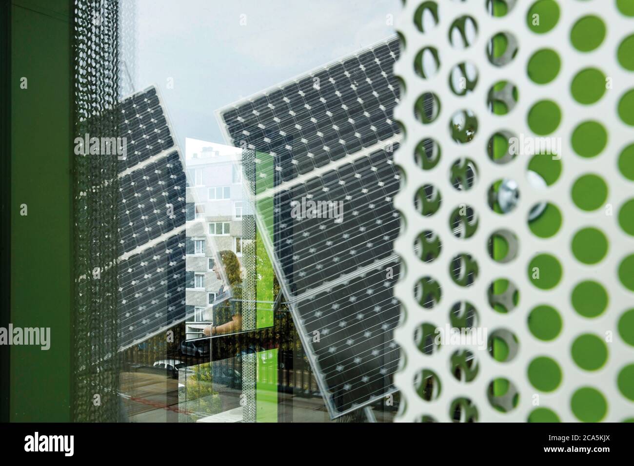 Francia, Yvelines, Les Mureaux, riflessioni su un vetro di pannelli fotovoltaici installato su una terrazza di un edificio di appartamenti Foto Stock