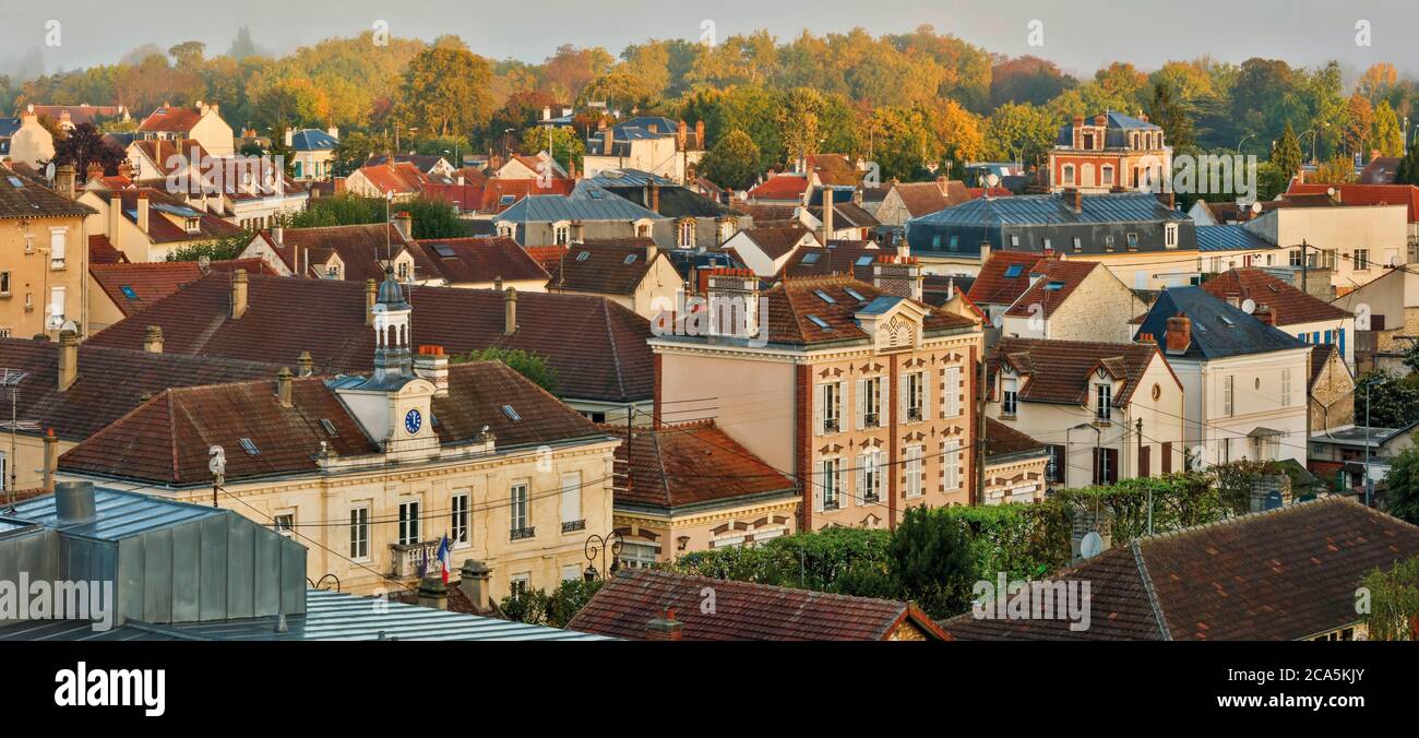 Francia, Yvelines, Les Mureaux, vista del centro della città all'alba Foto Stock
