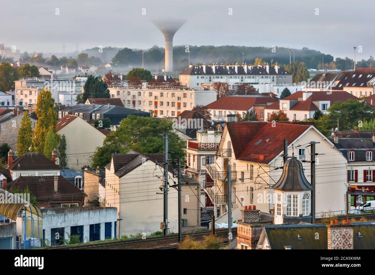 Francia, Yvelines, Les Mureaux, vista del centro della città all'alba Foto Stock