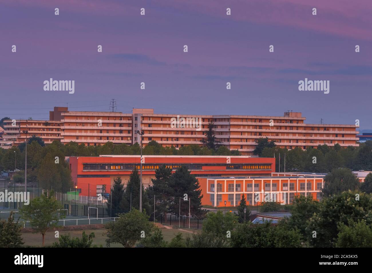 Francia, Yvelines, Les Mureaux, vista su famosi edifici di appartamenti all'alba Foto Stock
