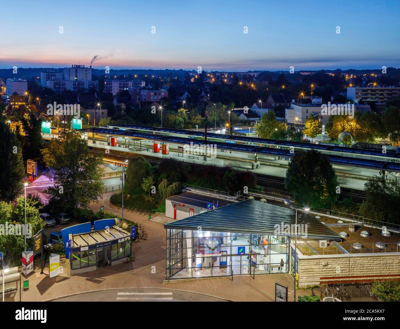Francia, Yvelines, Les Mureaux, vista della stazione e dei binari ferroviari all'alba Foto Stock
