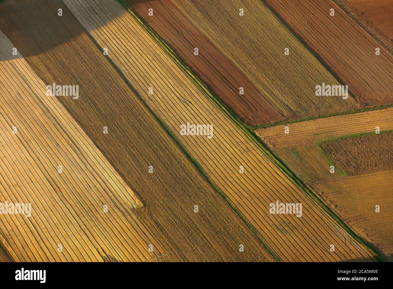 Francia, Yvelines, Les Mureaux, vista aerea al tramonto della città, vista aerea di una zona agricola (vista aerea) Foto Stock