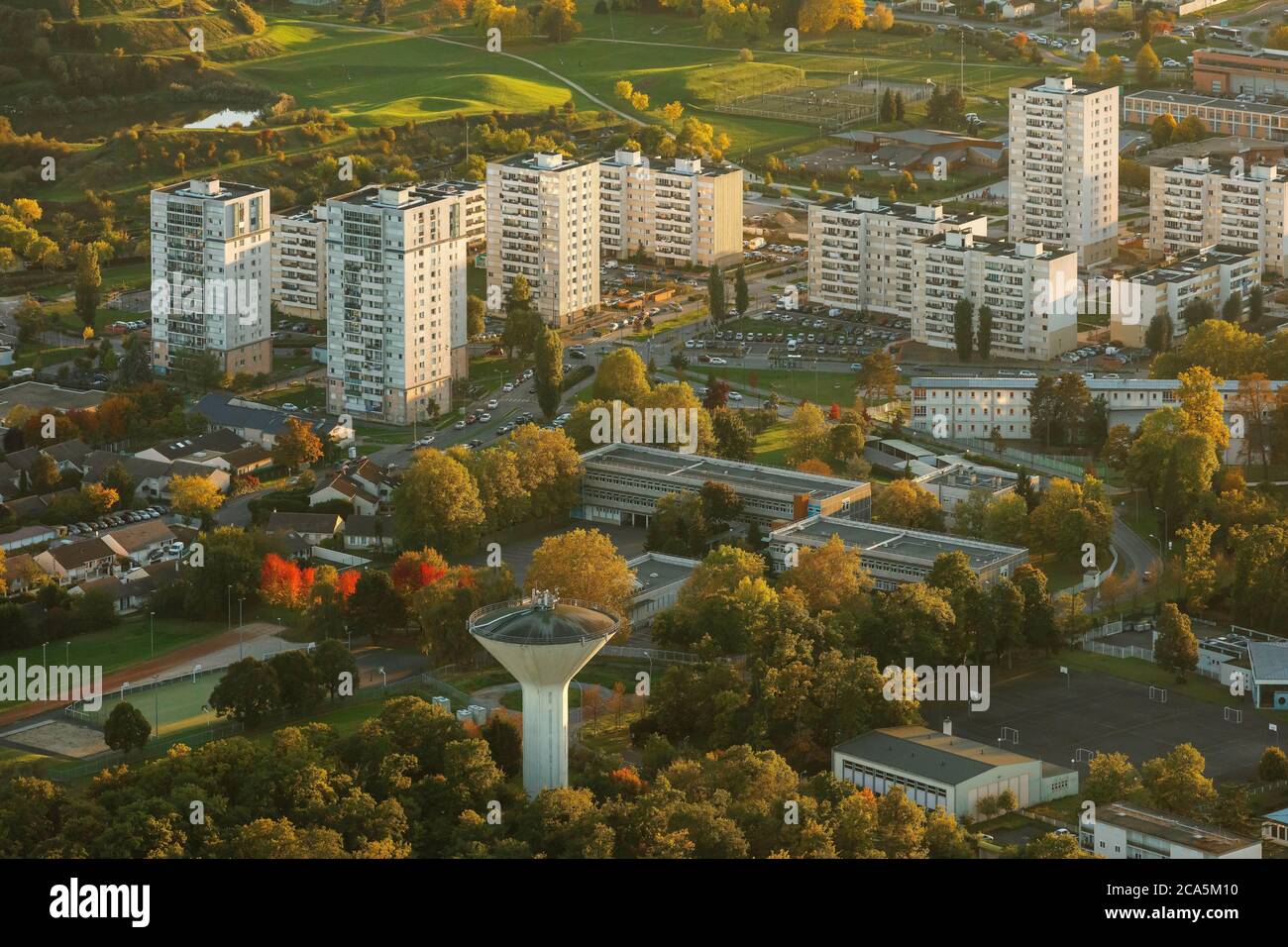 Francia, Yvelines, Les Mureaux, vista aerea al tramonto della città, vista aerea dei famosi edifici di appartamenti (vista aerea) Foto Stock