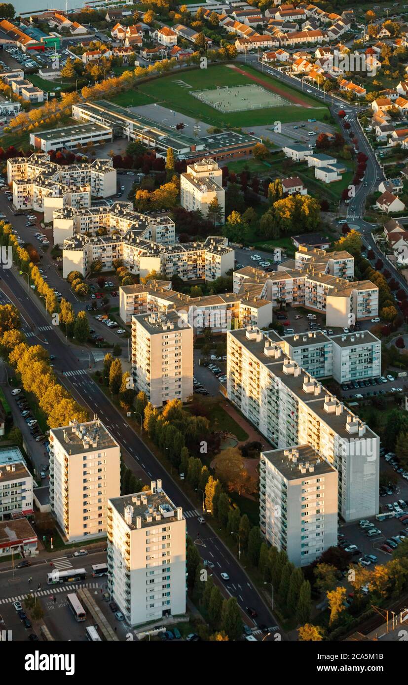 Francia, Yvelines, Les Mureaux, vista aerea al tramonto della città (vista aerea) Foto Stock