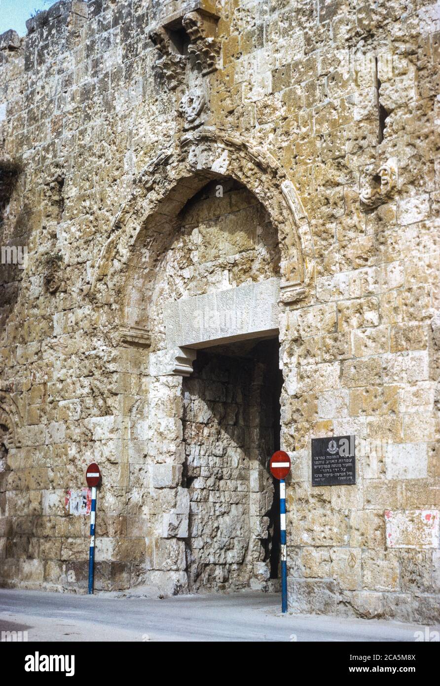 Gerusalemme. Porta alla Città Vecchia che mostra i marchi proiettile in pietra dalla guerra del giugno 1967. Fotografato il 1971 dicembre. Foto Stock