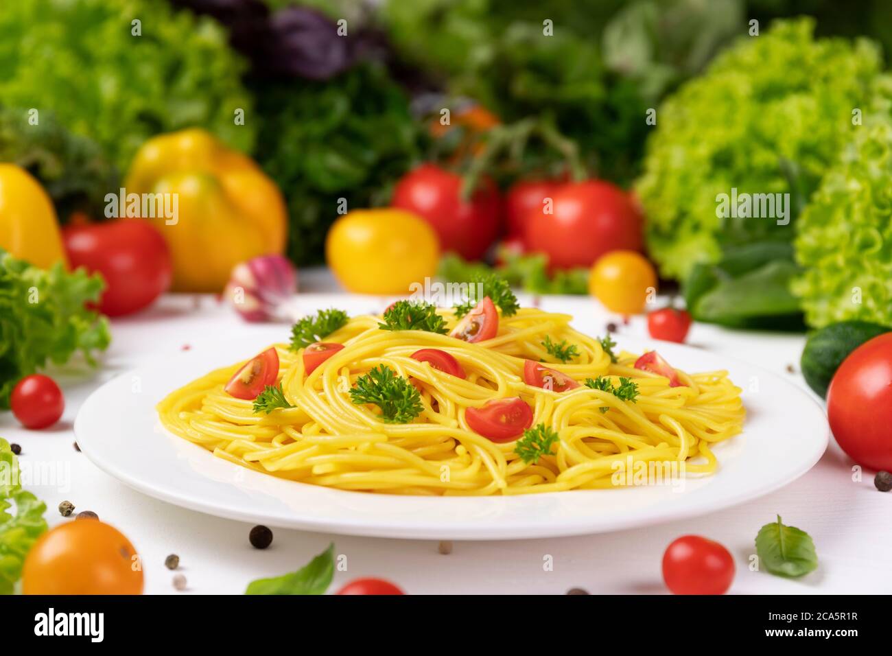 Piatto di pasta italiana, spaghetti con pomodori e foglie di basilico Foto Stock