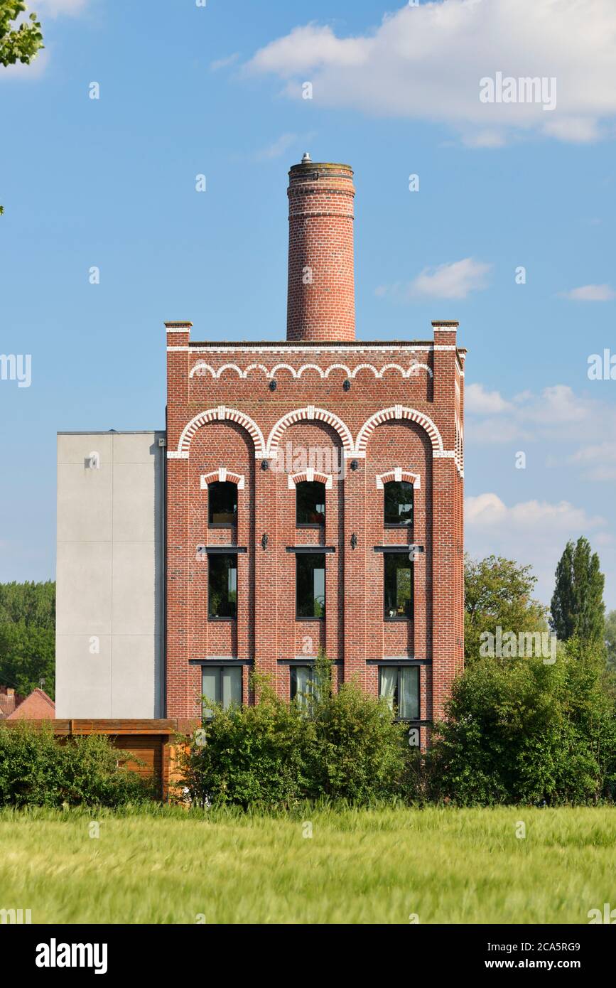 Francia, Nord, Templeuve en Pevele, vecchia torre della fabbrica di birra Lambelin trasformata in uffici privati Foto Stock