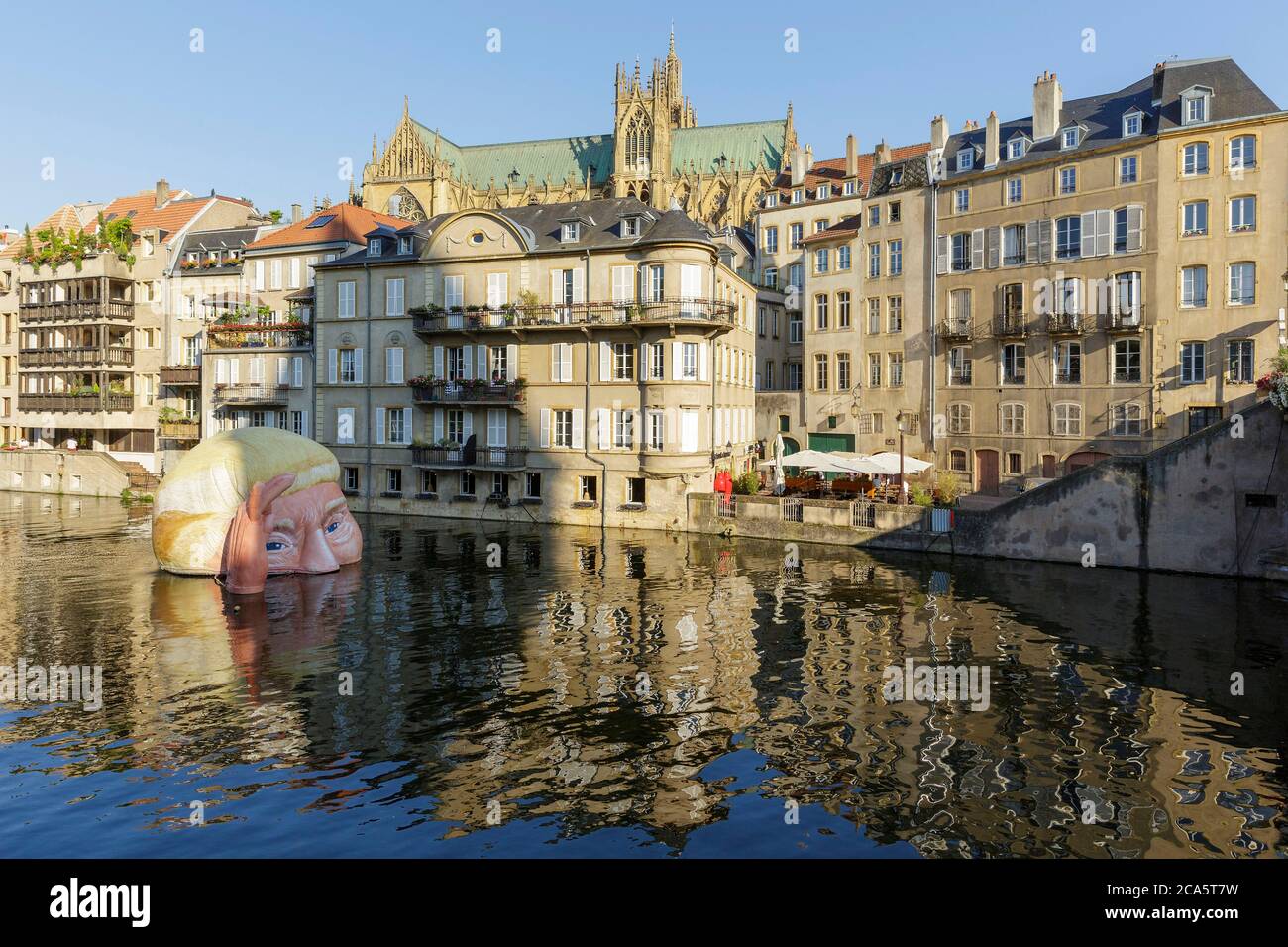 Francia, Mosella (57), Metz, tutto va bene! 'Uvre de Jacques rival au c?ur du parcours d'arts num?riques du Constellations de Metz festival, rivi?re Moselle, immeubles et cath?drale Saint-Etienne de Metz Foto Stock