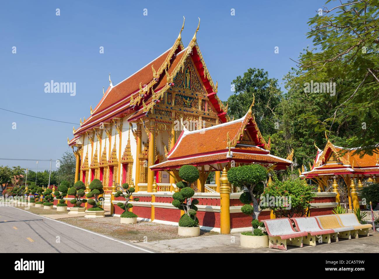 Al tempio buddista di Wat Bun Tawee in un giorno di sole. Phetchaburi, Tailandia Foto Stock