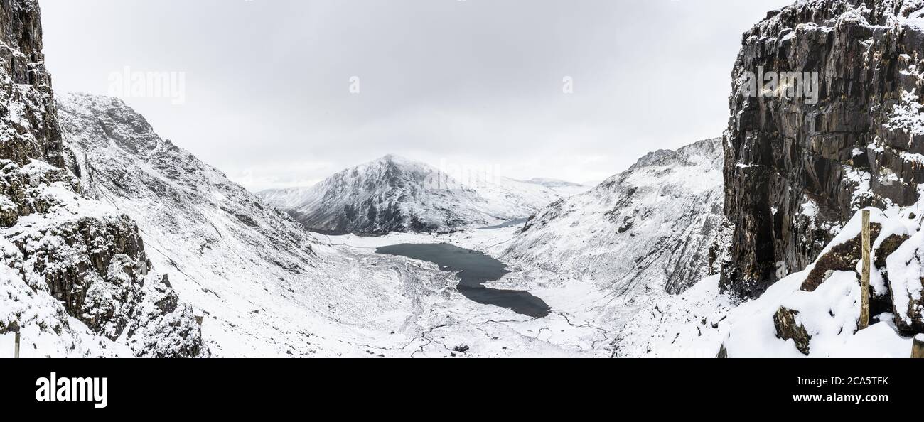 Una vista panoramica da 'Devils Kitchen' in Galles. Tra la neve pesante caduta dopo la tempesta Ciara. Foto Stock