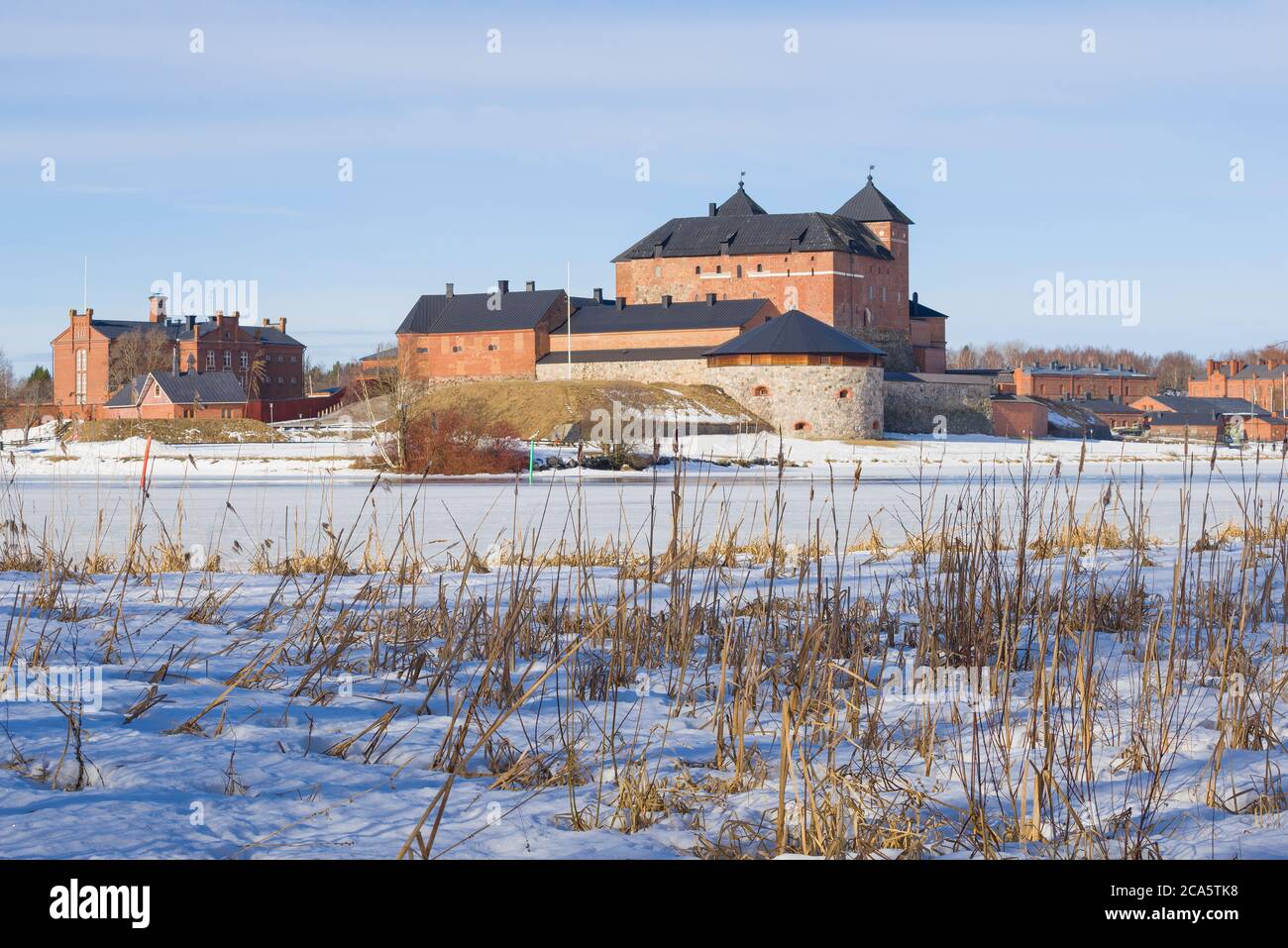 Vista dell'antica fortezza della città di Hameenlinna dalla riva del lago Vanajavesi in un giorno di marcia soleggiato. Finlandia Foto Stock