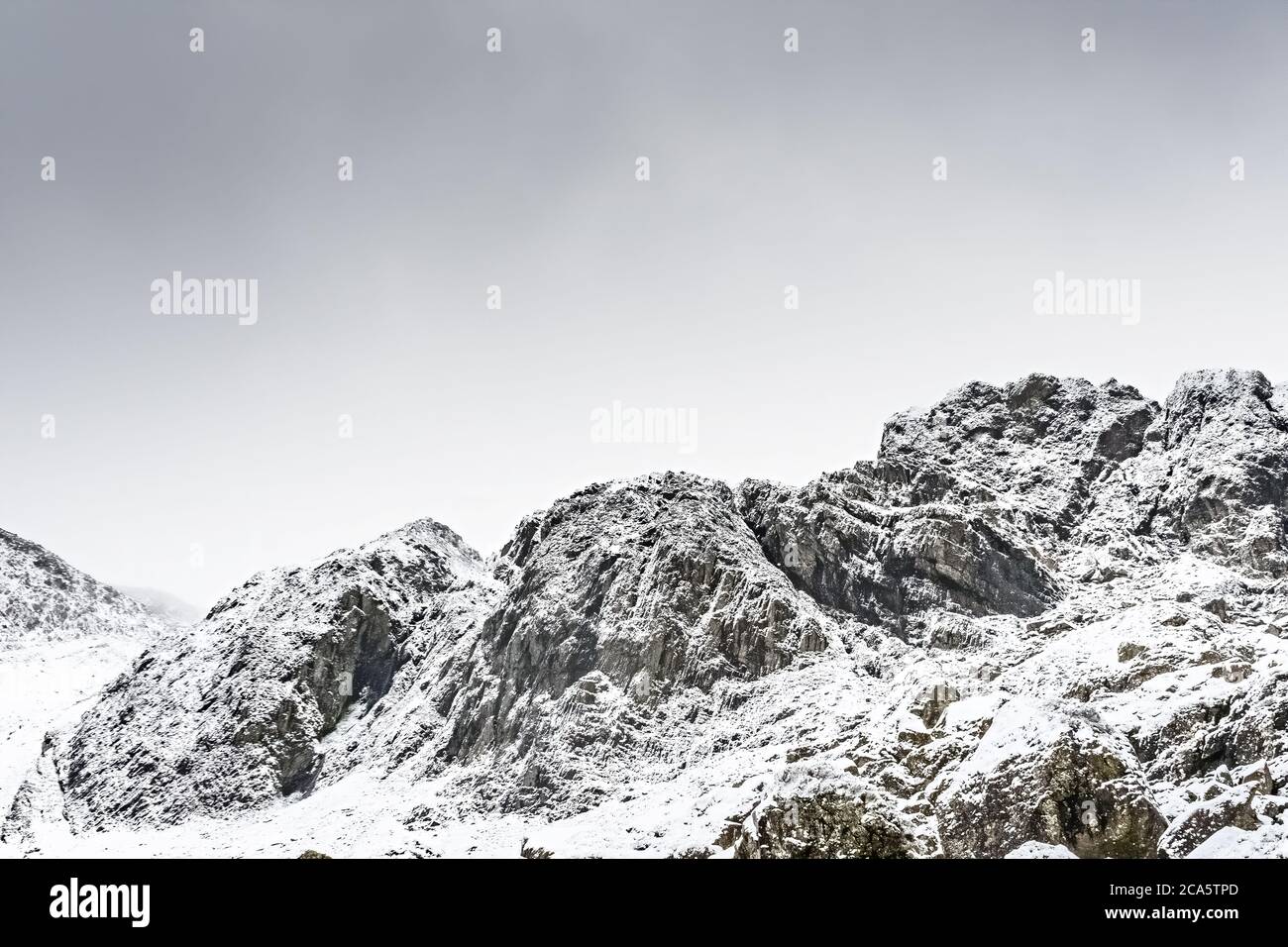 Formazione rocciosa con neve stabilizzata e fiocchi di neve dopo la tempesta Ciara. Vicino a 'Devils Kitchen' in Galles. Foto Stock