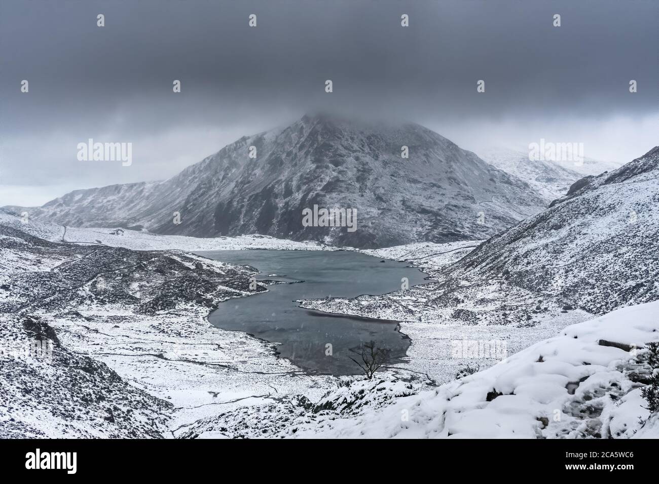 Una vista panoramica da 'Devils Kitchen' in Galles. In caso di forte caduta di neve dopo la tempesta Ciara. Foto Stock