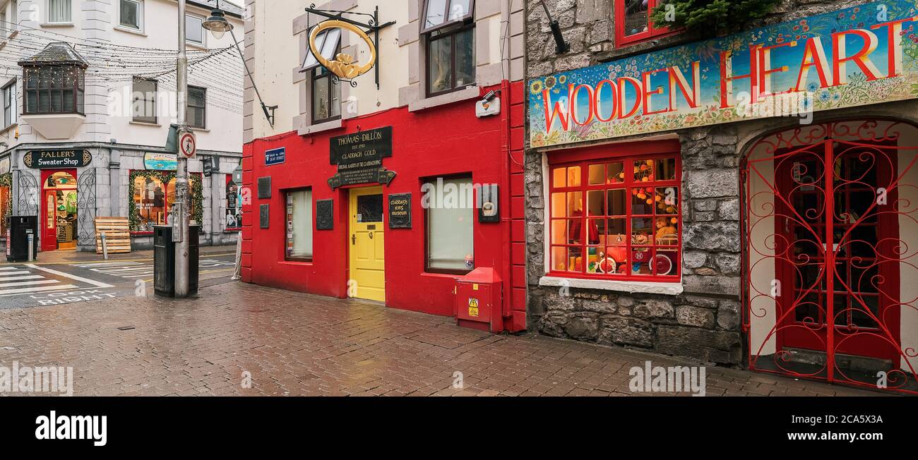 Ammira i negozi e i marciapiedi, Galway City, County Galway, Irlanda Foto Stock