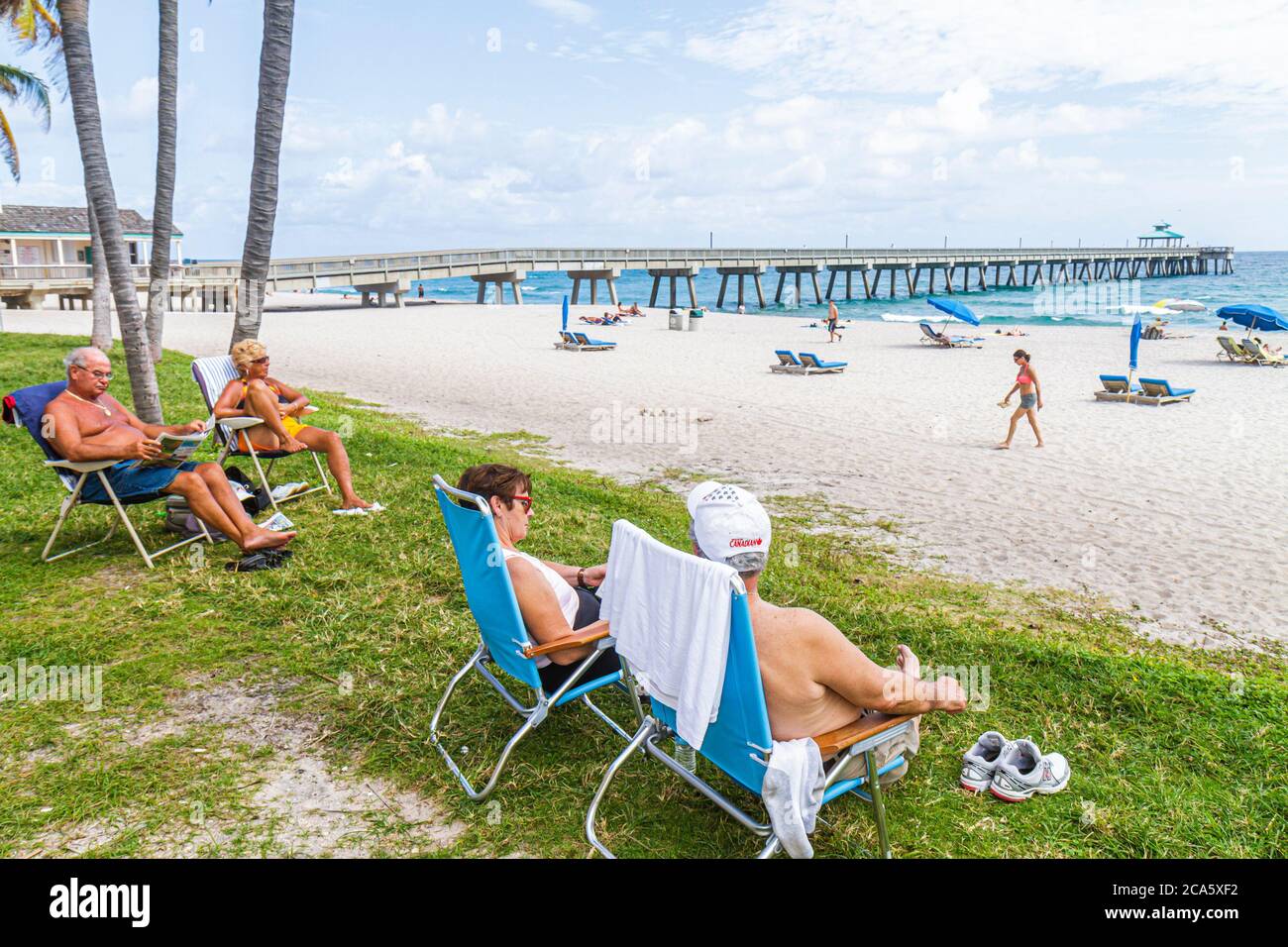 Deerfield Beach Florida, palme, sabbia, pubblico, costa dell'Oceano Atlantico, riva, surf, bagnanti, adulti uomo uomini maschio, donna donna donna donna donna donna donna donna donna donna donna donna, colpo Foto Stock