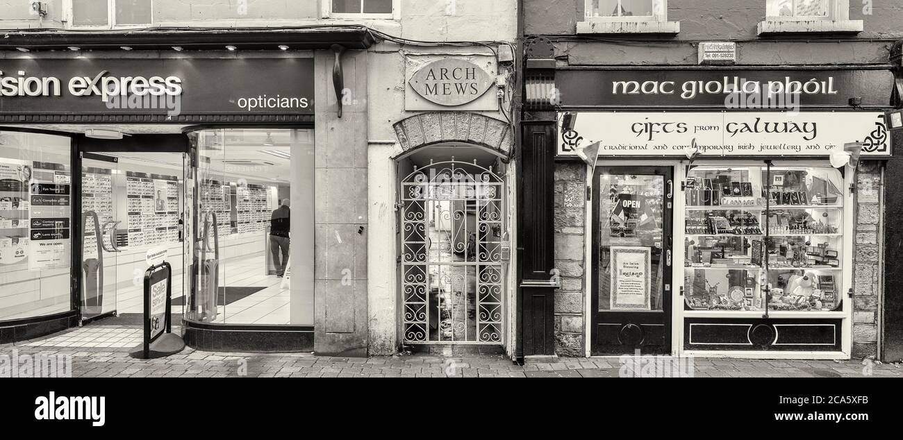 Vista dei negozi, Galway City, County Galway, Irlanda Foto Stock