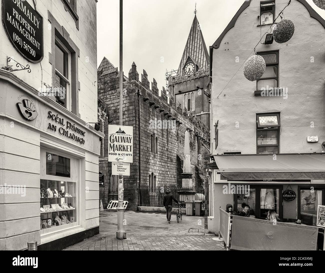 Vista su ristorante, negozio e chiesa dietro, Galway City, County Galway, Irlanda Foto Stock
