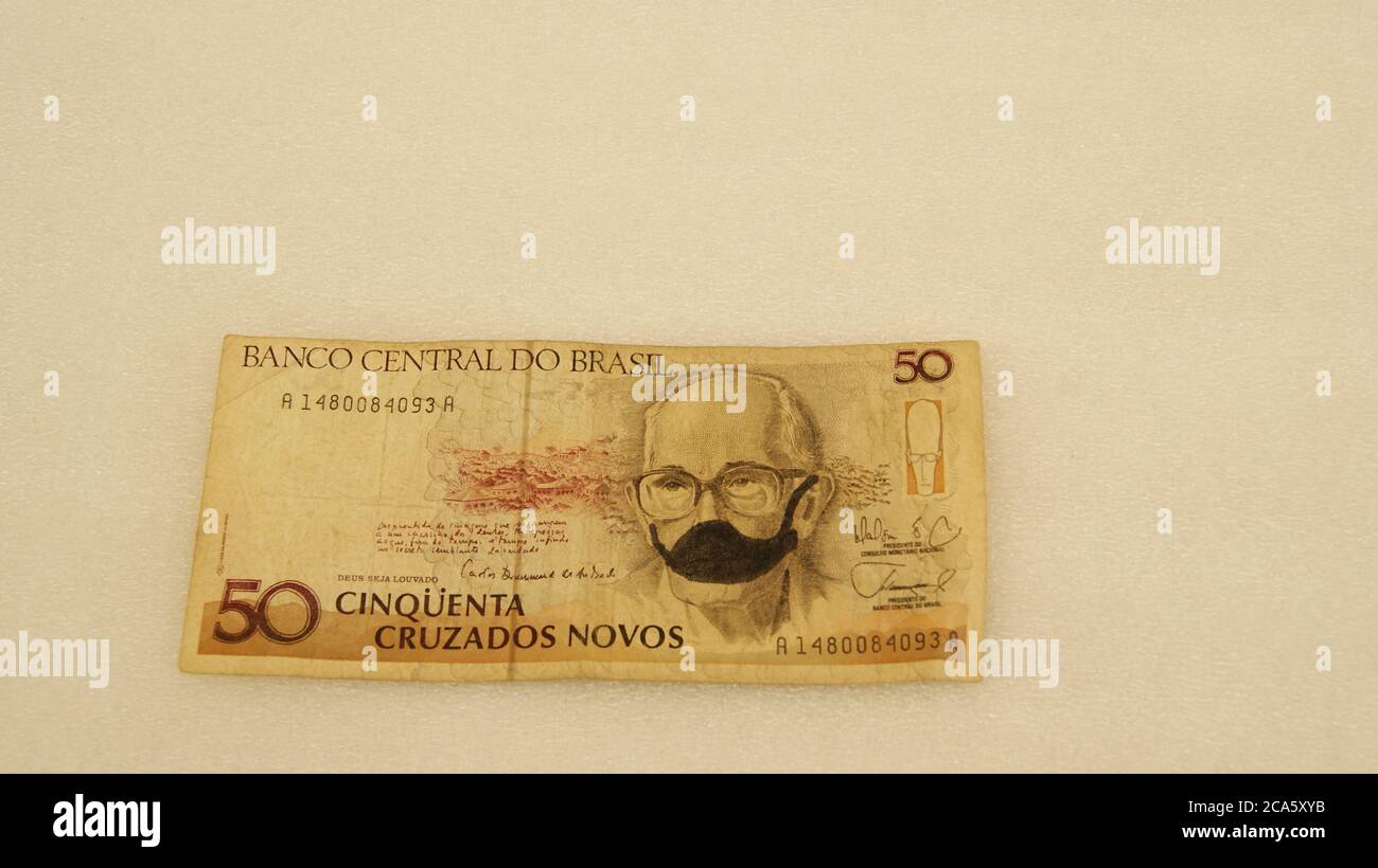 Denaro di carta brasiliano Carlos Drummond de Andrade. Ritratto del Brasile 50 nuovi crociati, 1990 banconote, in vista dall'alto, sfondo bianco, spazio copia Foto Stock